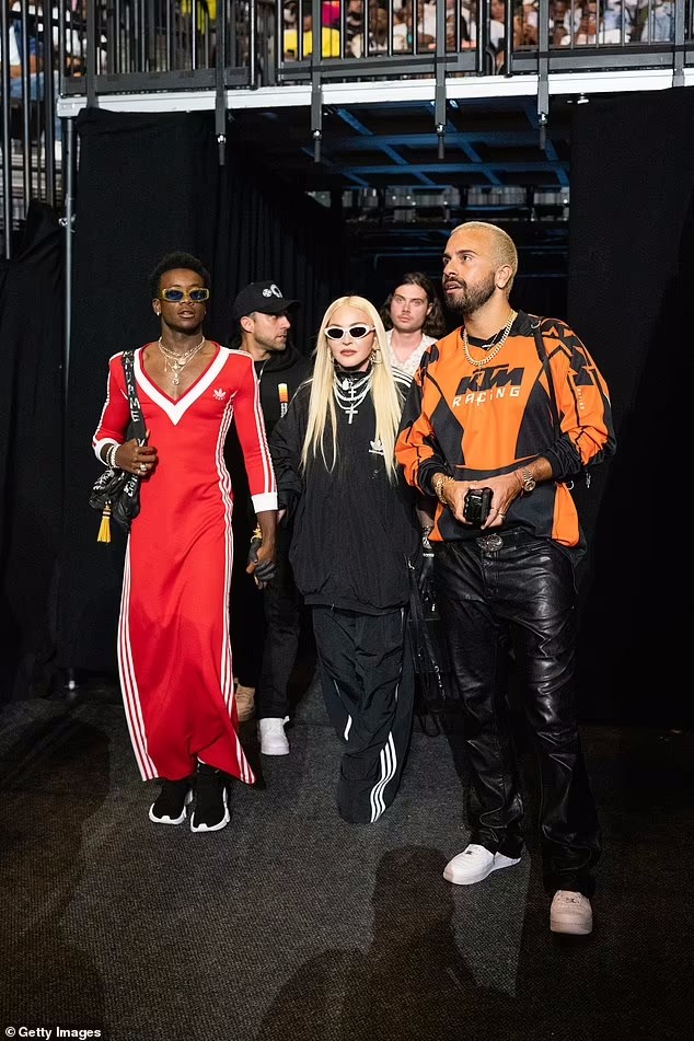 麦当娜16岁黑人儿子爱穿女装！抢妈妈的衣服穿，裹身长裙“妩媚”