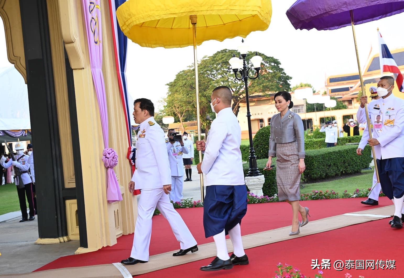 泰国国王亲自给学生发毕业证,泰国王后苏提达获得荣誉学位