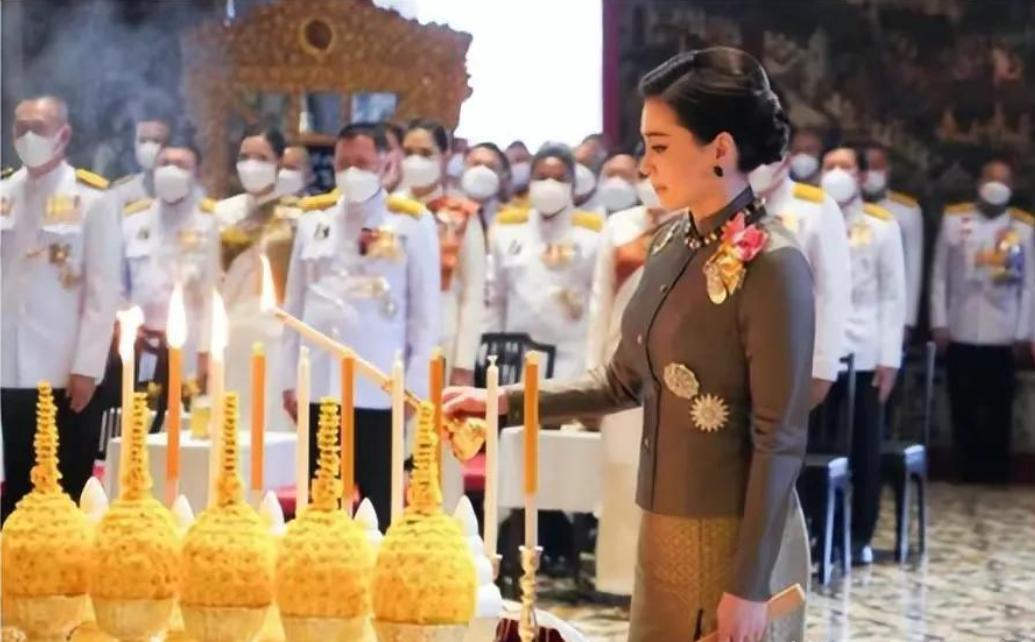 泰国王后晒贵妃穿衣显年轻,泰国王后珠光宝气身材发福