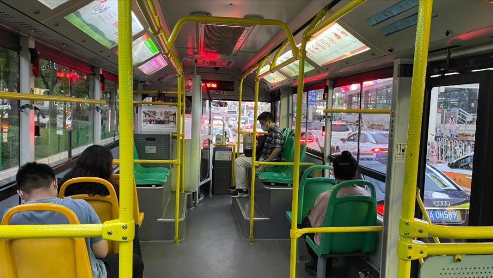 中国各地的硬核交通，重庆出租车贴地飞行，武汉公交速度直追火车