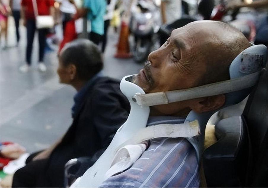 女孩街头扮牛乞讨救父是哪里的,15岁少女街头扮牛救父怎样感叹