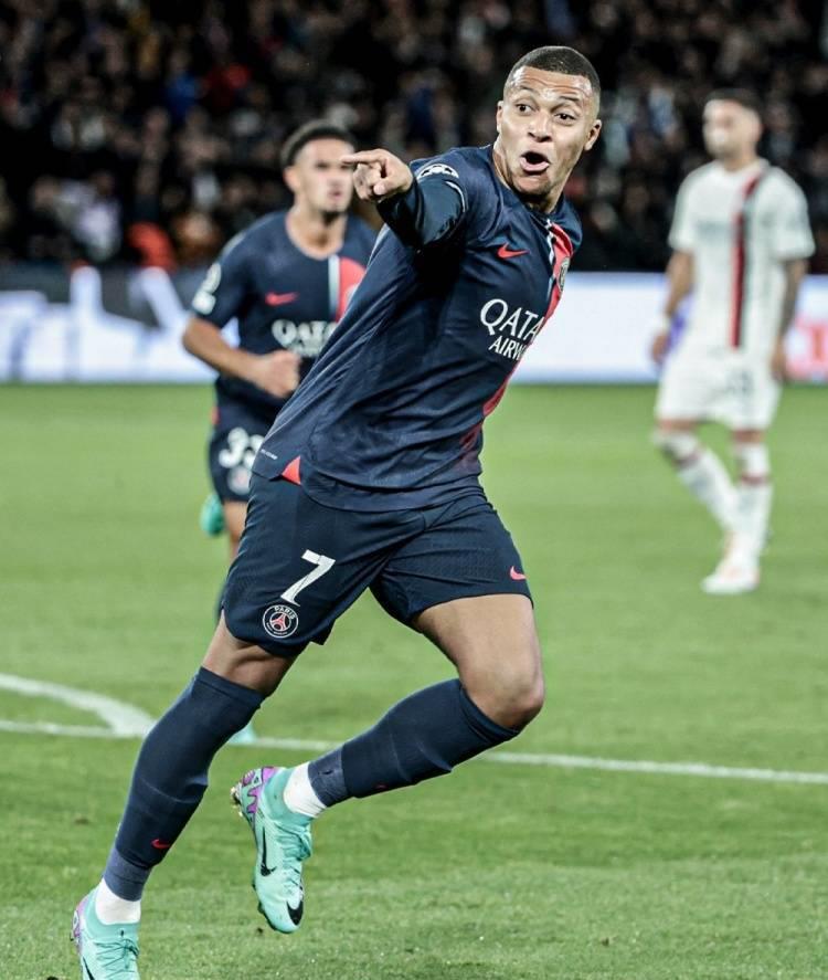 足坛第一位亿万富豪c罗,足坛第一人c罗收入将突破10亿美元