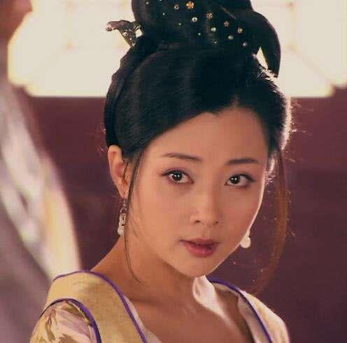 看烦了满屏的“纸片人”“排骨胸”，这几位有肉感的女星才是真美