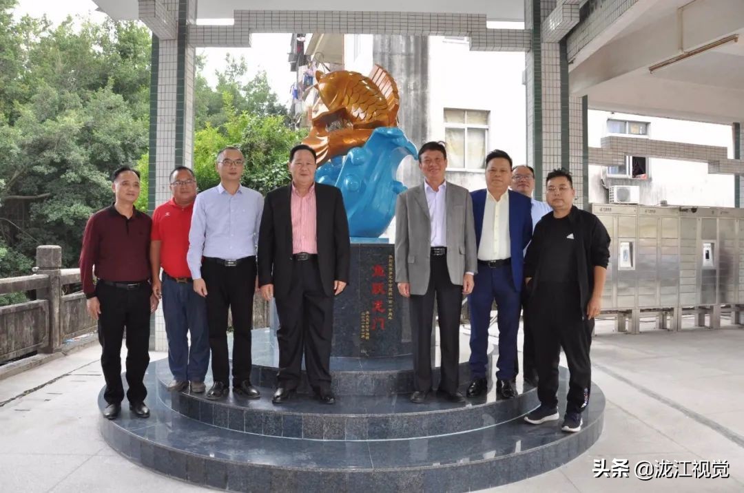 广东罗定：罗定中学“鱼跃龙门”“师恩如山“雕塑揭幕仪式