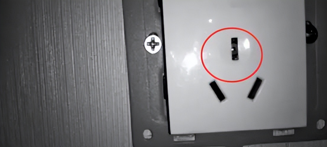 一家三口被偷摸安装摄像头,旅馆被偷装摄像头