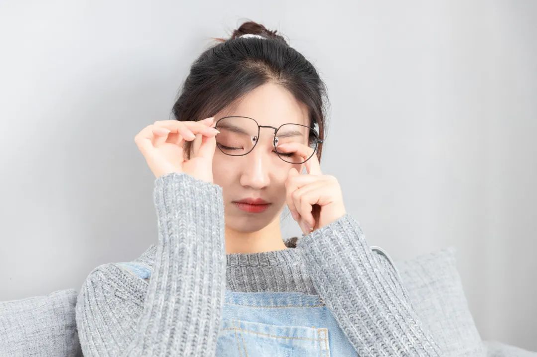 眼镜总是歪向一边,眼镜总是容易歪怎么办