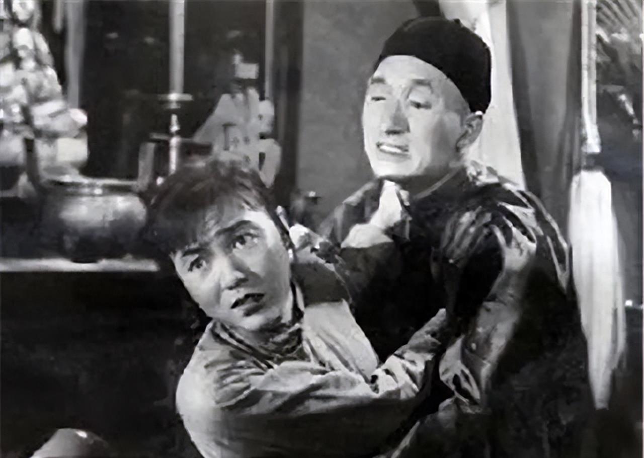 敌人用烧红的火钳从她的阴部直捅到腹腔！英勇牺牲的红军草鞋队长