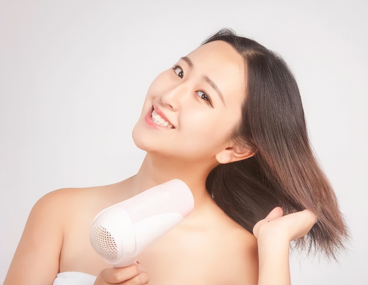 洗完头发吹干和自然干哪个更顺畅,洗完头发是自然风干还是吹风机好