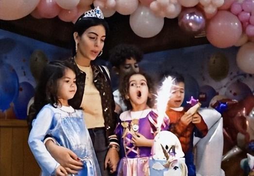 梅西获得金球奖c罗握手梅西,梅西工资卡给老婆