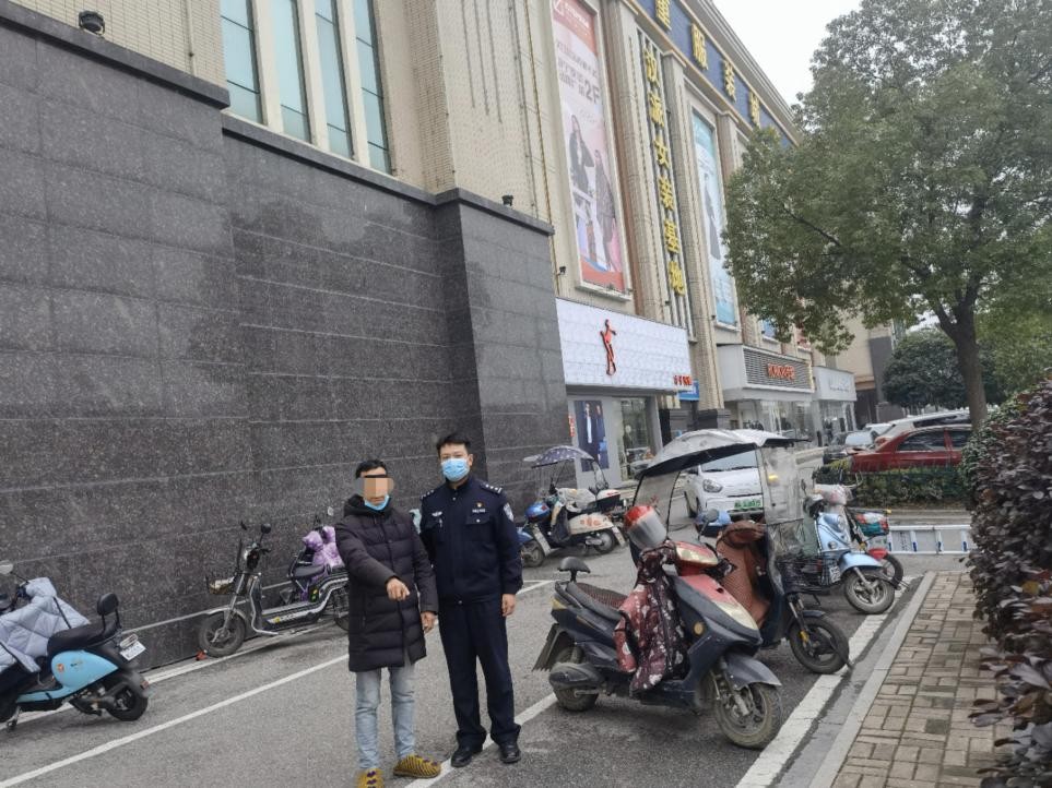 男子偷电动车被抓后搜出107把钥匙,警察抓捕小偷偷电动车