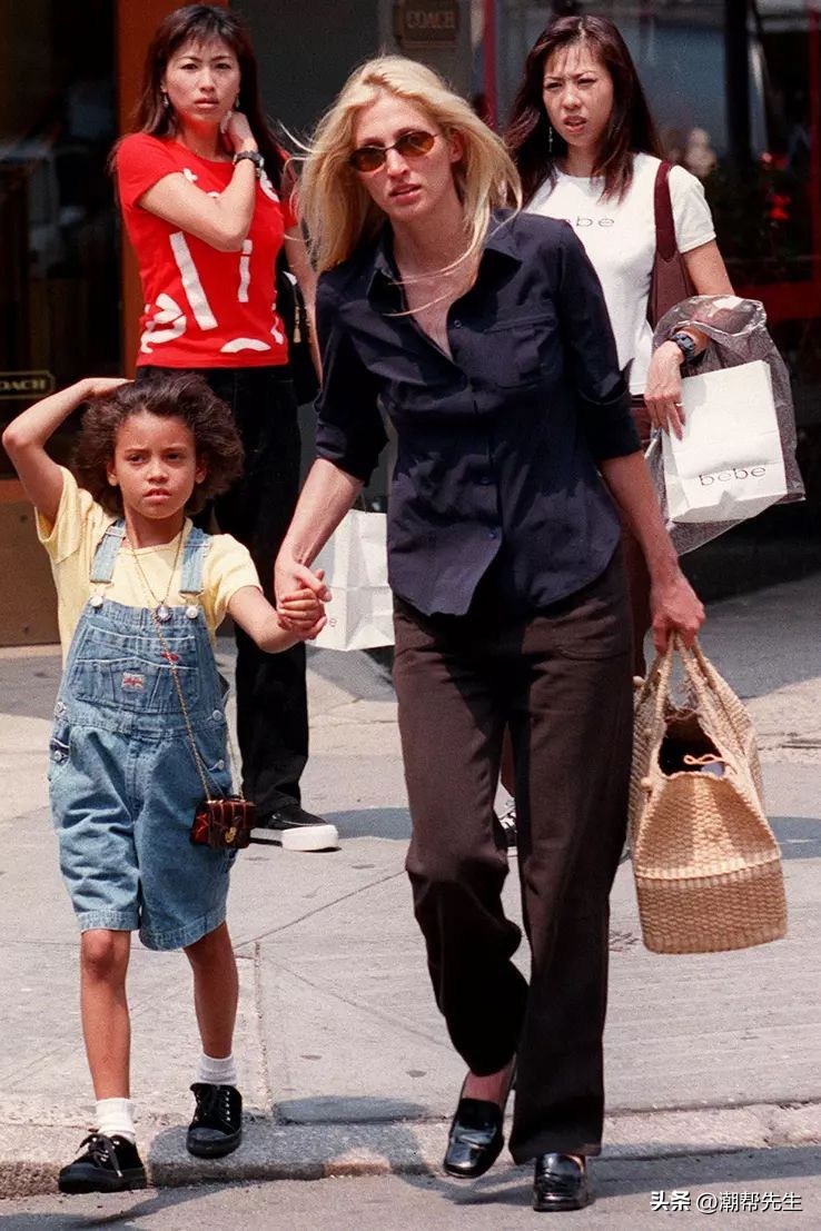 小黑裙已经过时了！今年夏天流行穿“黑衬衫”，时髦高级又显气质