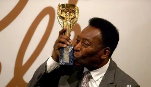 世界杯的大力神杯是什么材质,世界杯大力神杯是镀金还是纯金