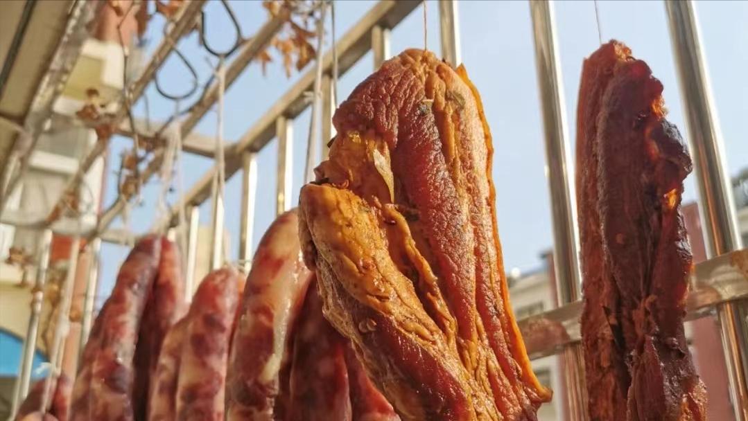 而现在，乡愁是一块不起眼的腊肉，原来妈妈腌的肉有这么多技巧