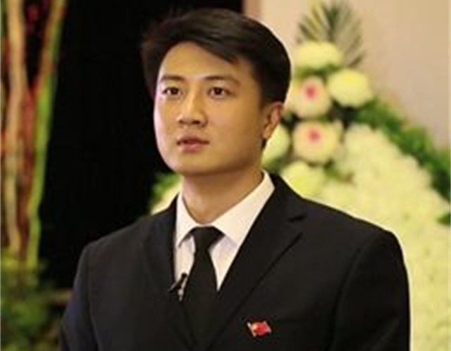 90后葬礼策划师让亲属跟逝者告别,葬礼策划师视频