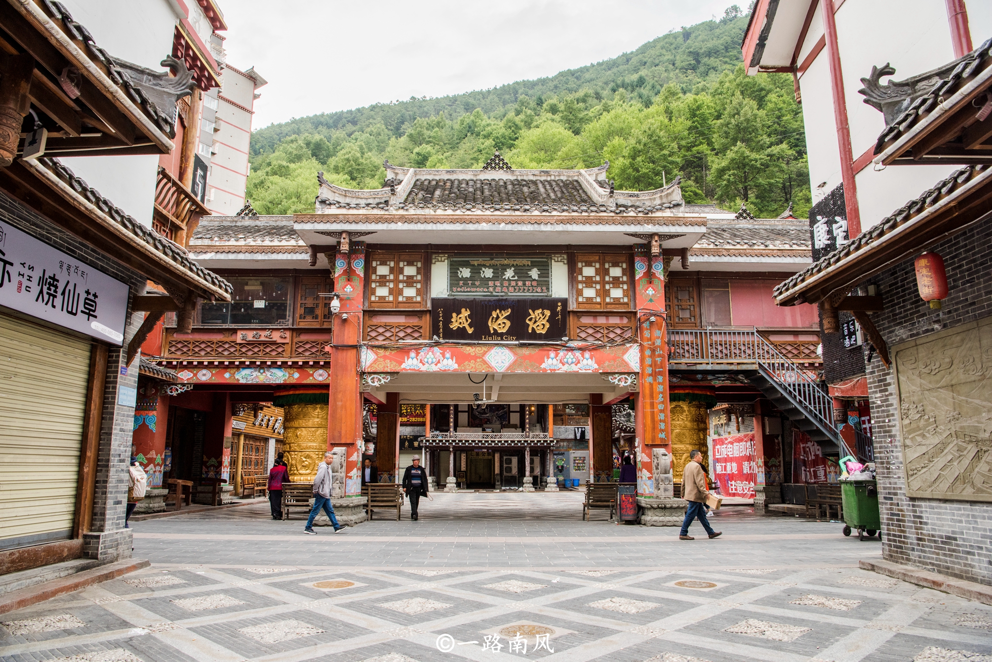 海拔2560米的四川康定城,环境不输云南丽江,游客却并不多