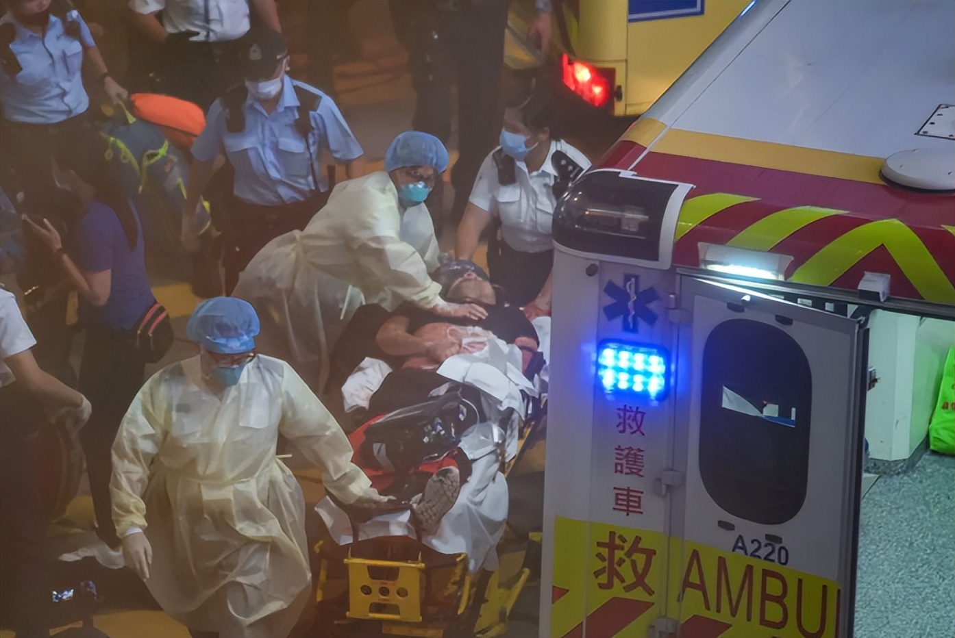 内地女在港读研被“黄丝”*脑洗**成惯犯，悼念凶徒现场被抓！香港入境处职员发帖煽动杀港警被判半年！