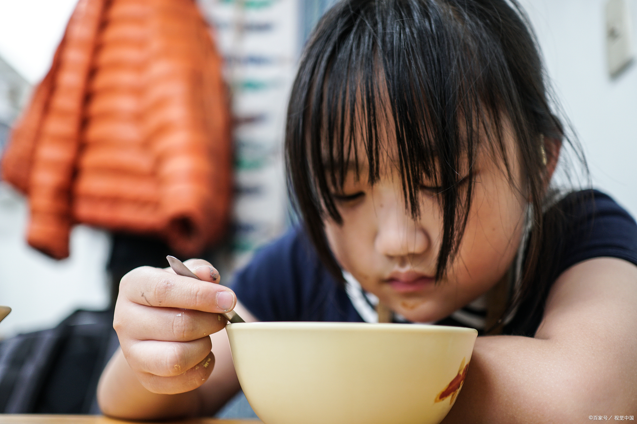 天凉，孩子感冒，喝可乐姜汤后，还是腹胀、喉咙痛，要怎么治？