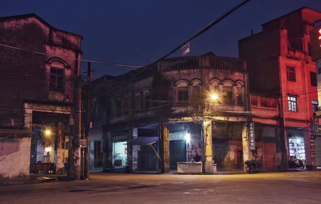 这座海滨小城可真美丽,小众旅行海边小城市