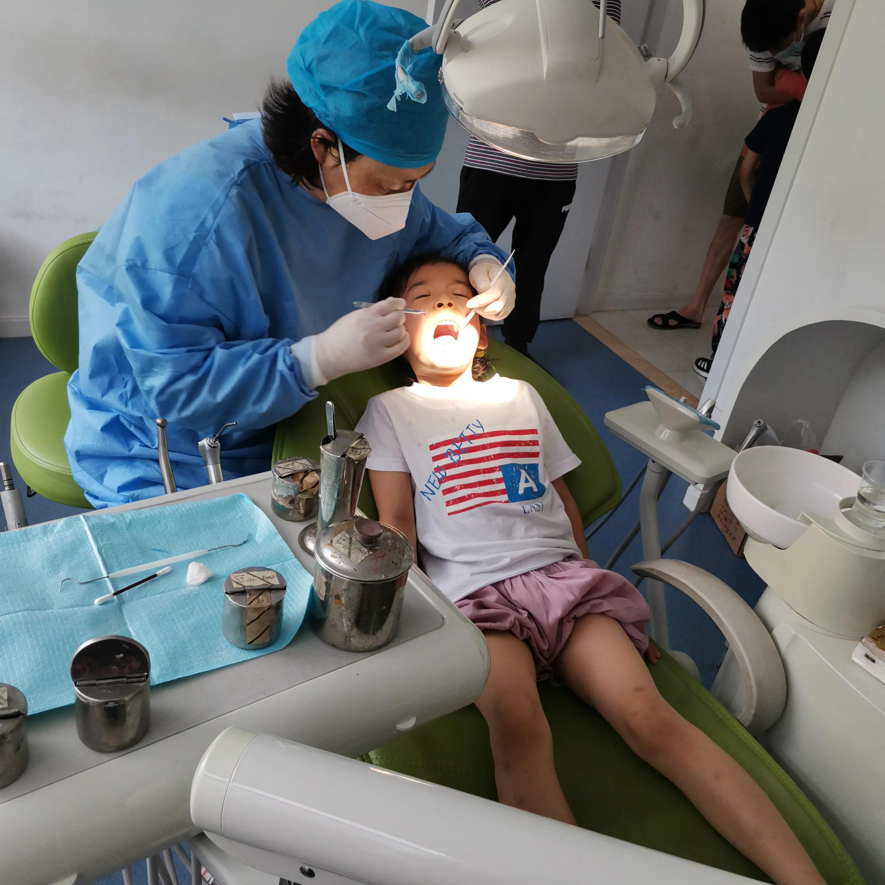 昨天带着外孙女去补了牙，顺便也把一只松动的门牙给拔掉了