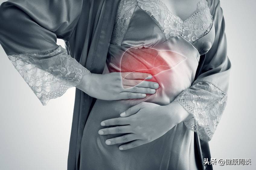 经血颜色暗红发黑是怎么回事,月经经血发黑血块像果冻状