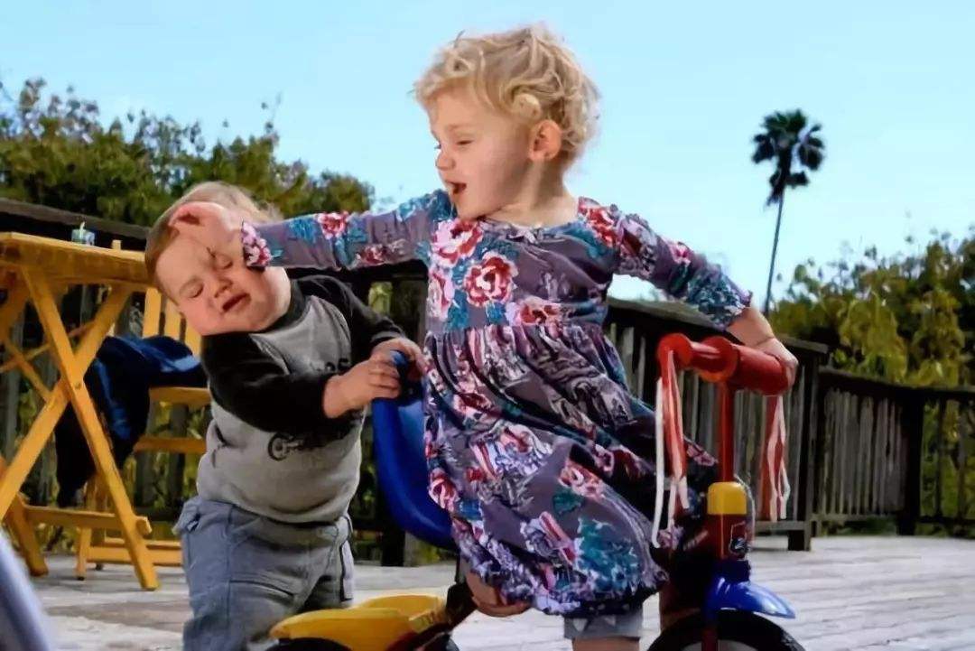 孩子喜欢抢玩具有攻击性怎么引导,孩子抢玩具发脾气怎么反馈