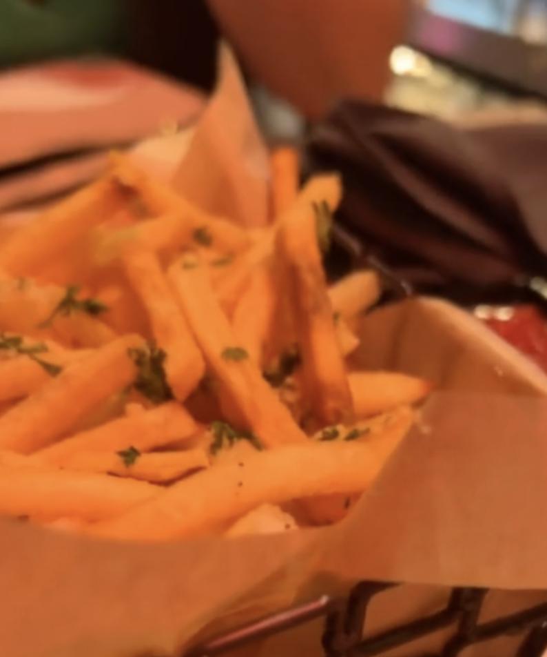 国外妹喝醉丢包包，调酒小哥打开直接懵了！拍视频3000万网友围观