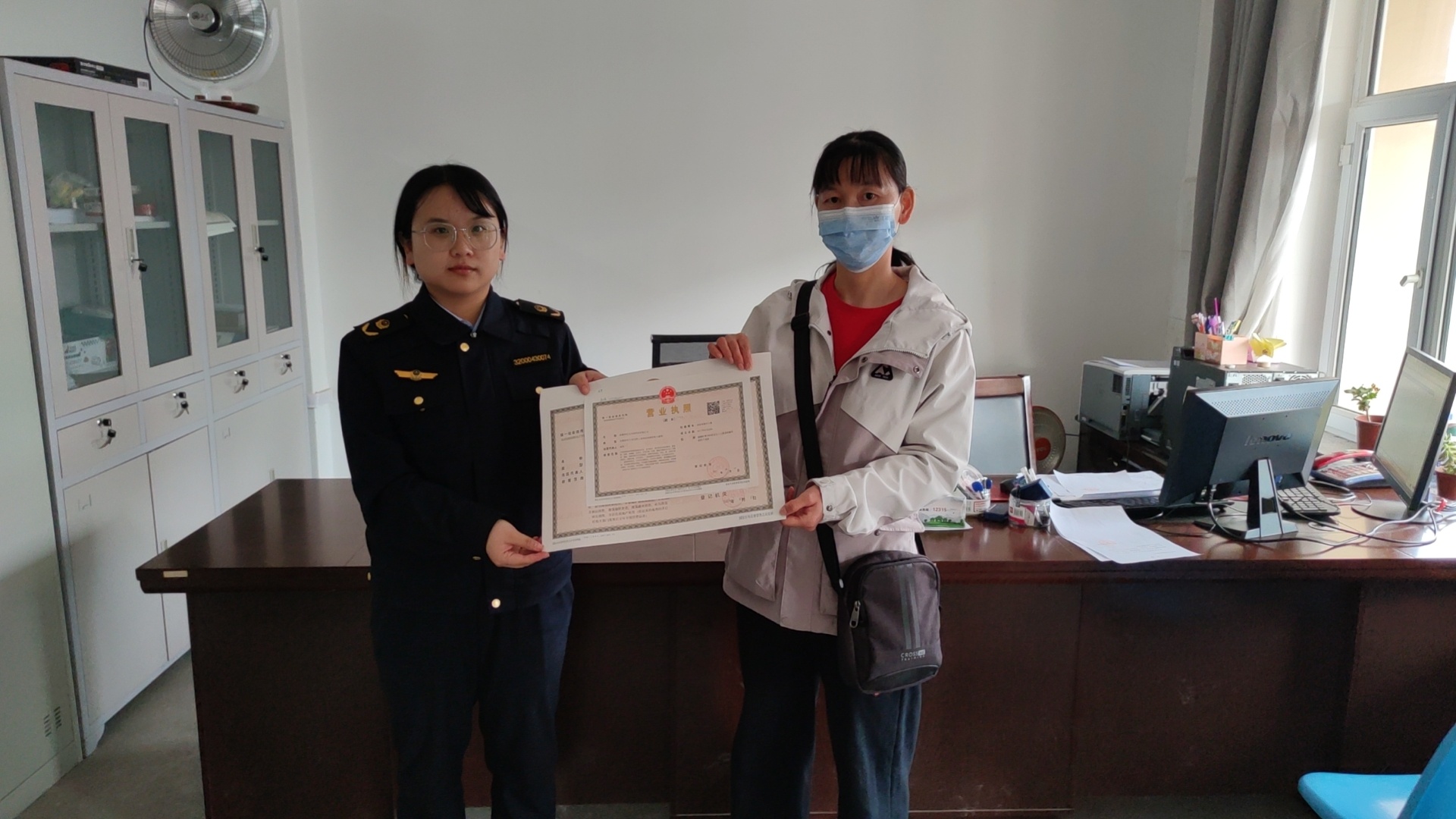 *疆新**兵团四师可克达拉市颁发首张直接变更经营者的个体工商户营业执照