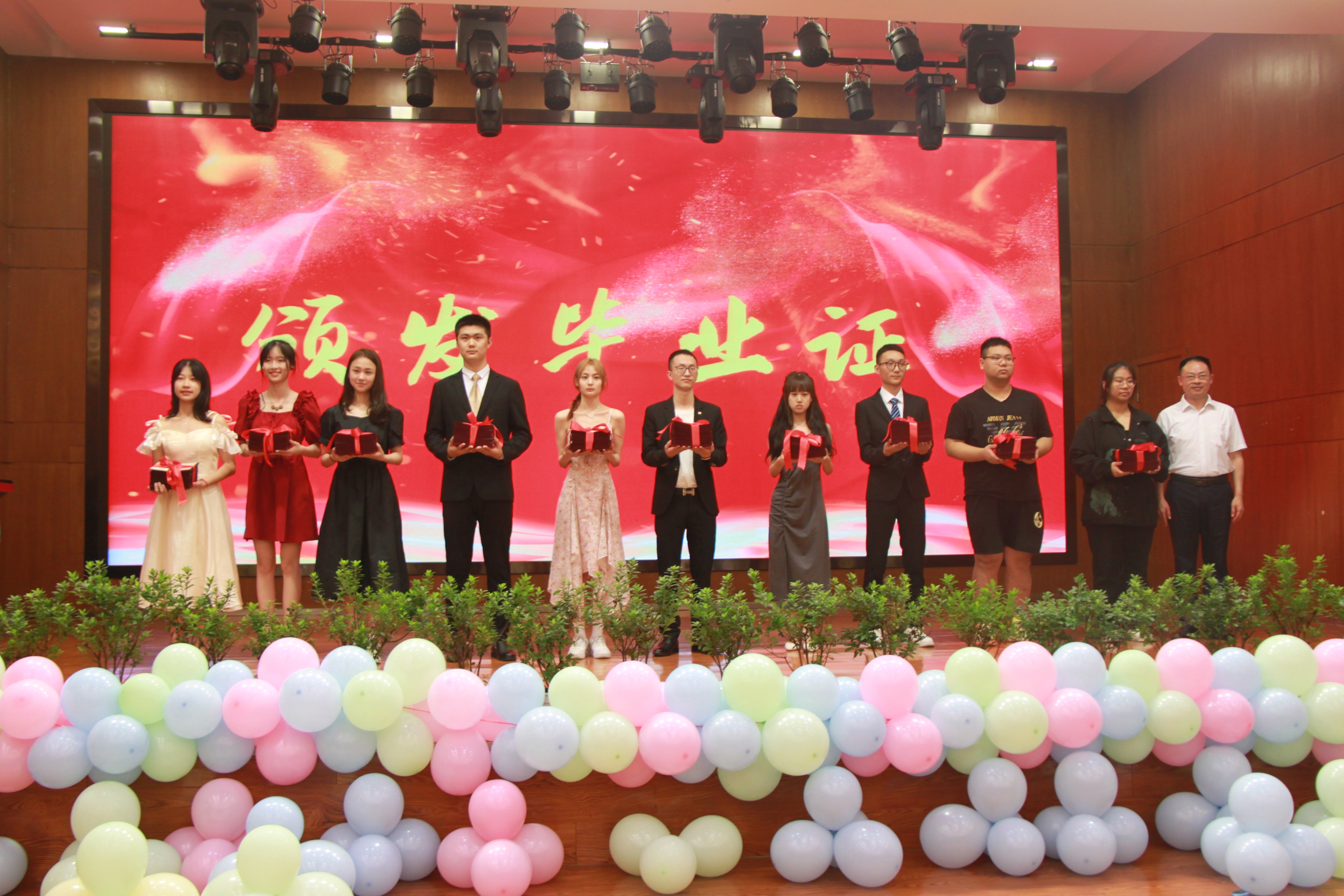 四川校长高考作文题目,成都一个校长写的文章