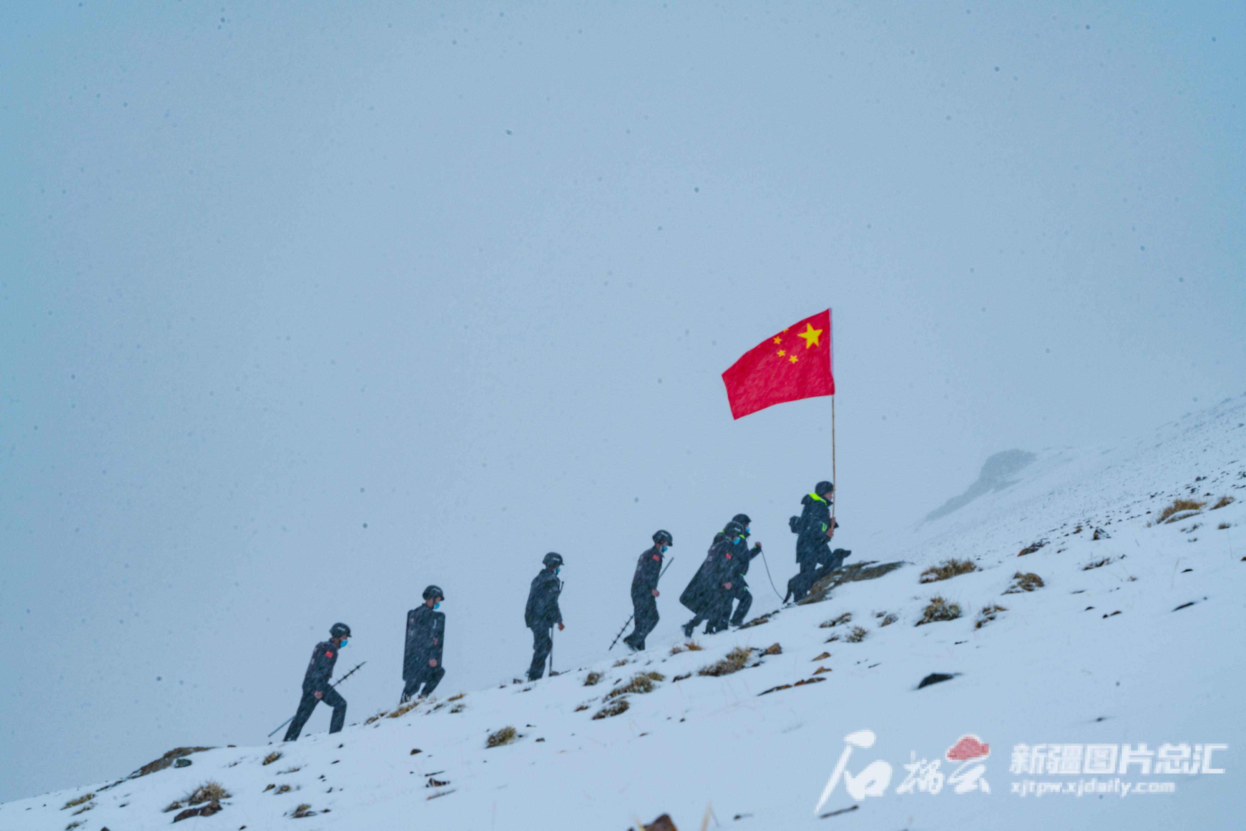 中国边境红旗迎风飘扬素材,让五星红旗在祖国的边疆迎风飘扬