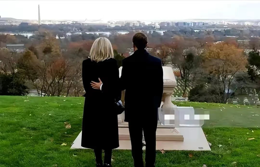 布丽吉特身穿红色大衣,布丽吉特时隔46天后首次亮相