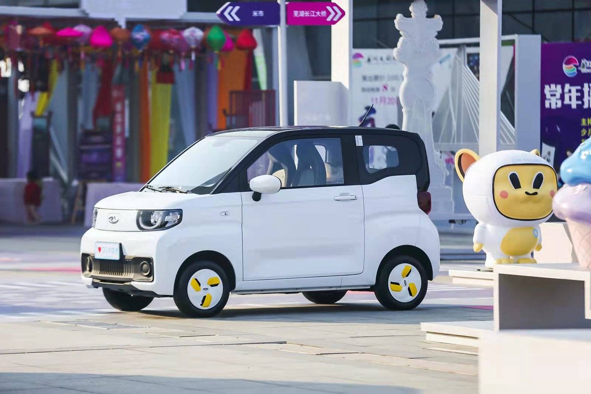 奇瑞qq冰淇淋vs五菱宏光miniev,上班族选奇瑞