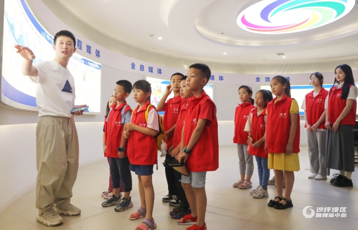 “沉浸式”看沙坪坝,红岩小记者研学行有趣又好玩