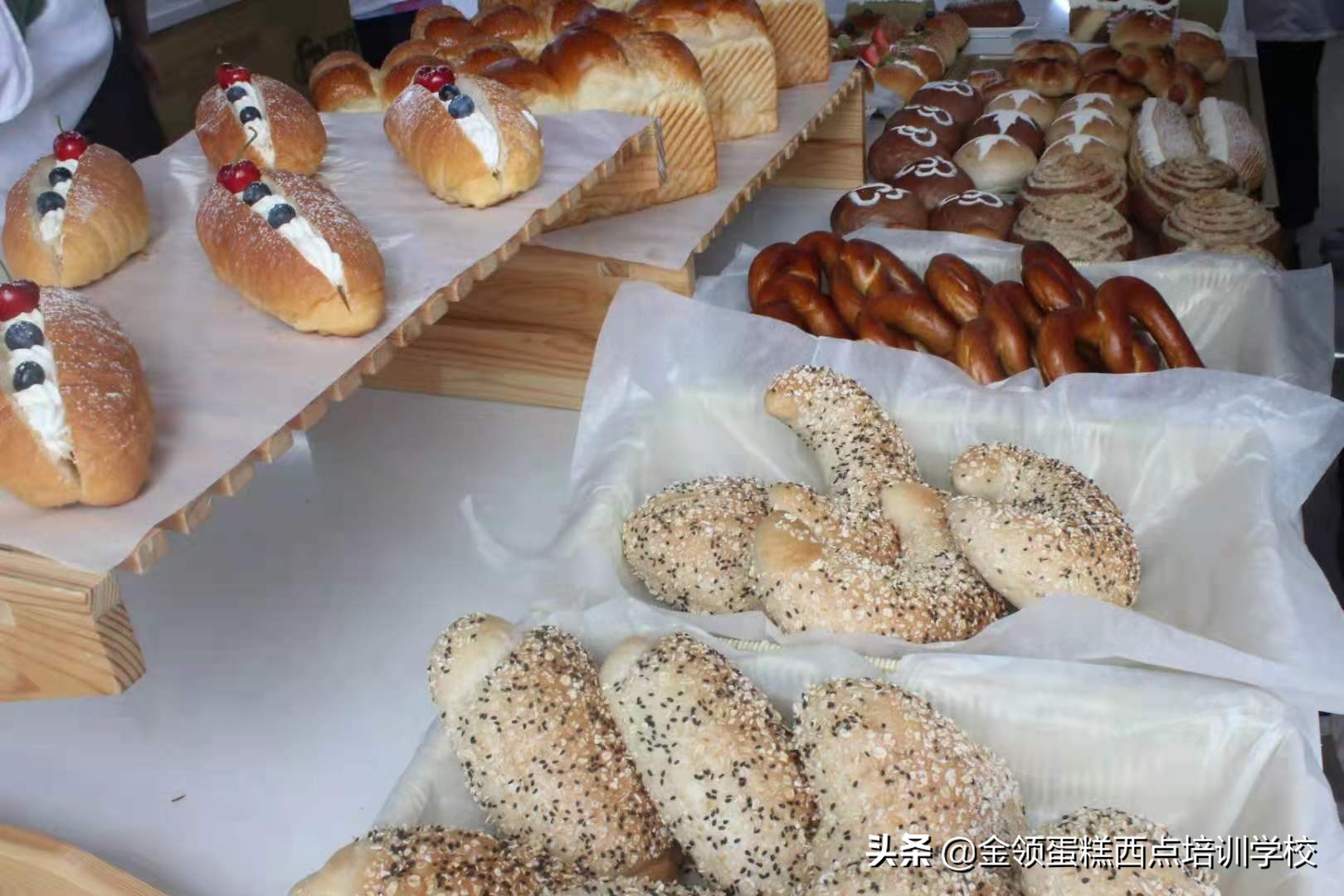 新手小白在哪里学做烘焙比较合适,烘焙入门从零开始学烘焙