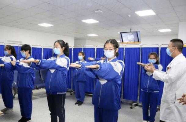 高考体检有多严格？需要“全部*光脱**”检查吗？医生表示我也不想看