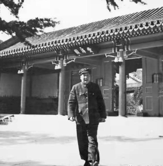 新中国成立前，*剑英叶**邀请中央入驻中南海，毛*东泽**拒绝：不做皇帝