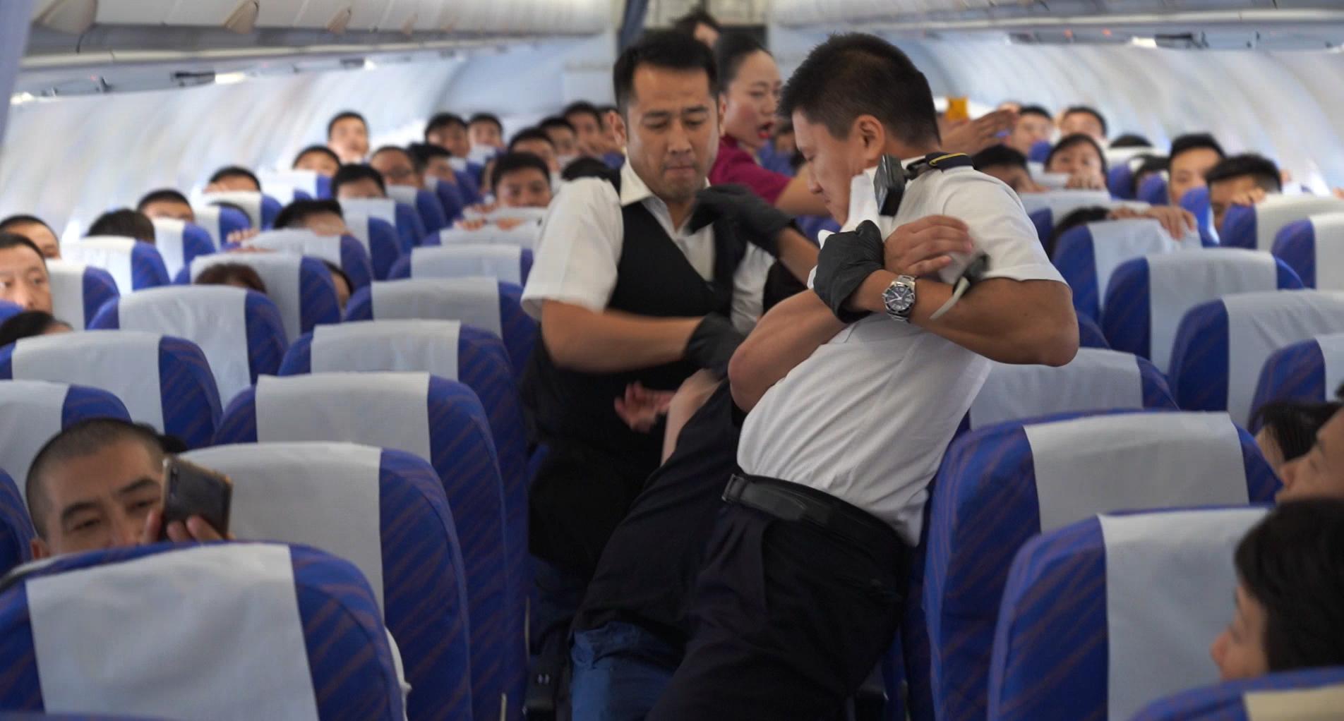 天津航班劫机事件空姐,天津航空劫持飞机事件新闻