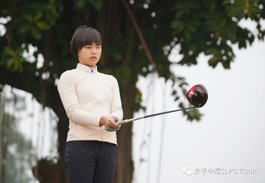 女子中巡赛为什么有男球员,女子中巡挥杆