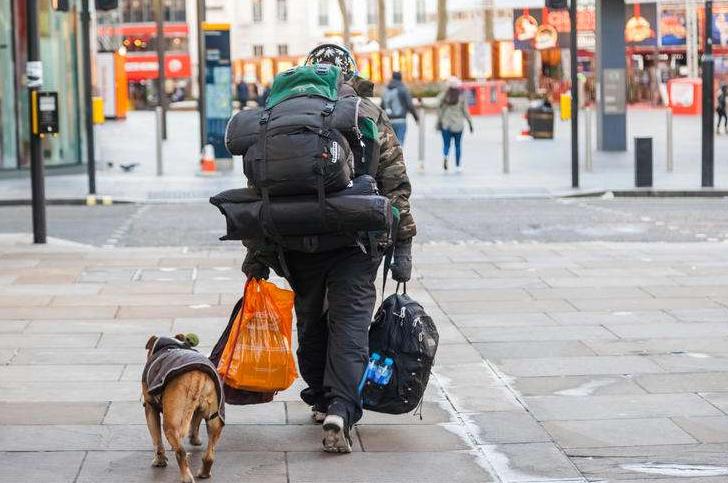 女大学生住桥底,寒风彻骨仍不忘学习,一些小细节却“出卖”了她
