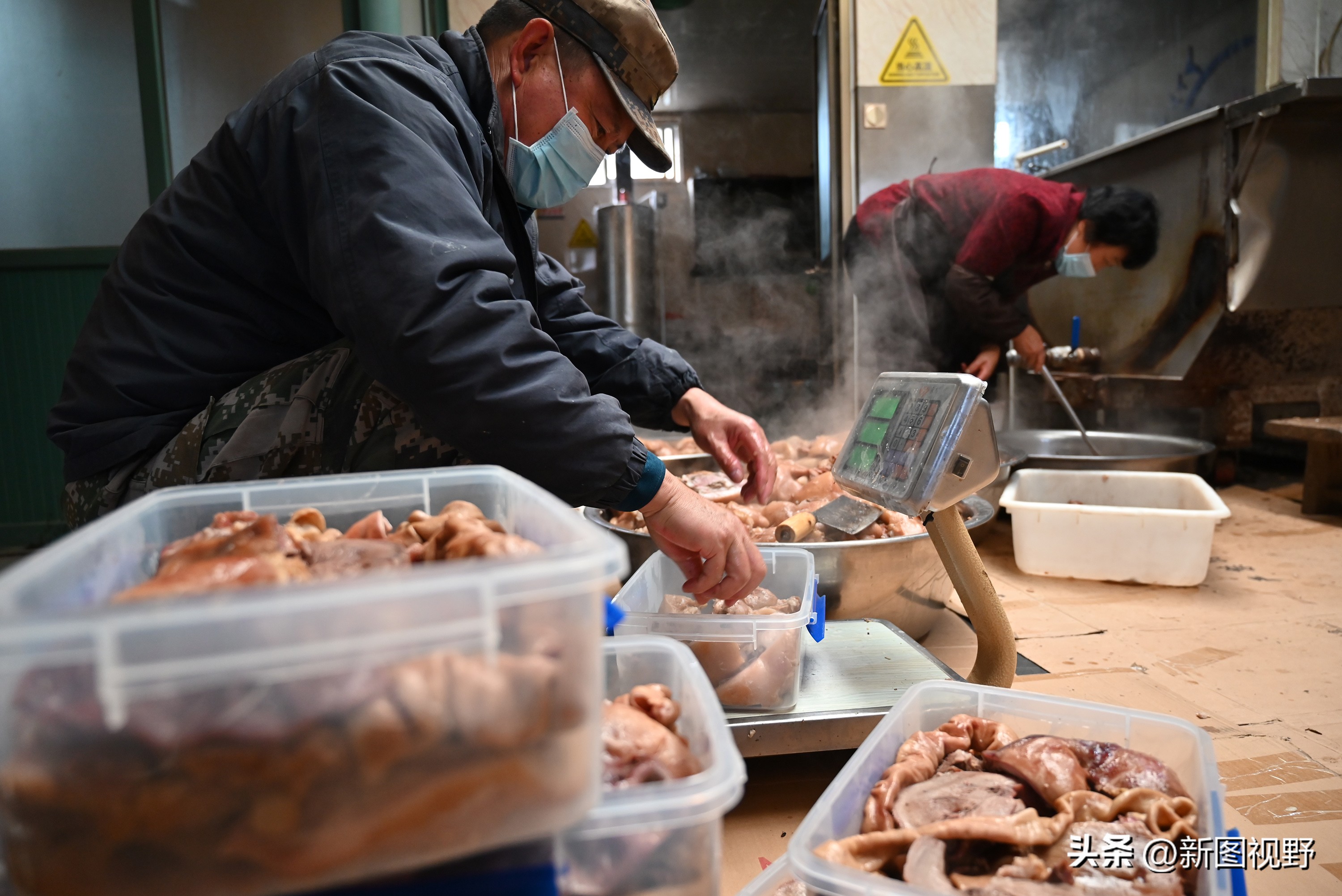 农村夫妻秘制“下酒菜”，4个月卖掉5000多个猪头，进账100多万元