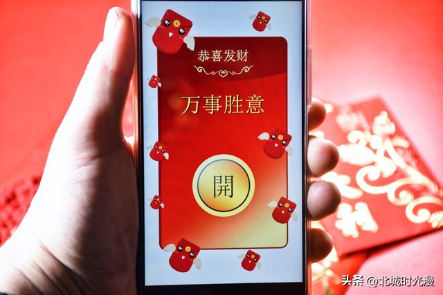 捡到手机后归还对方送礼表示感谢,别人捡到了手机还给你怎么感谢