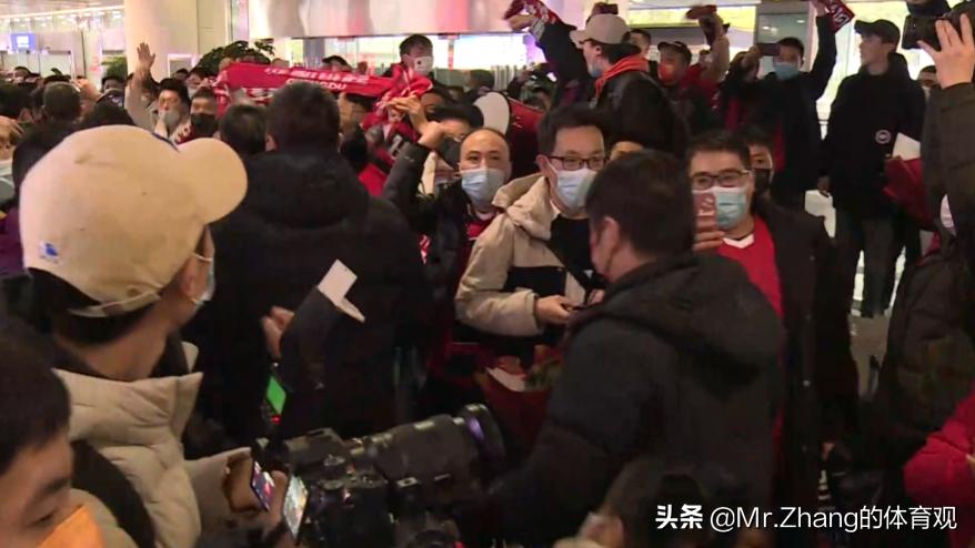 蓉城队凯旋球迷热情接机,成都雄起球迷剪辑