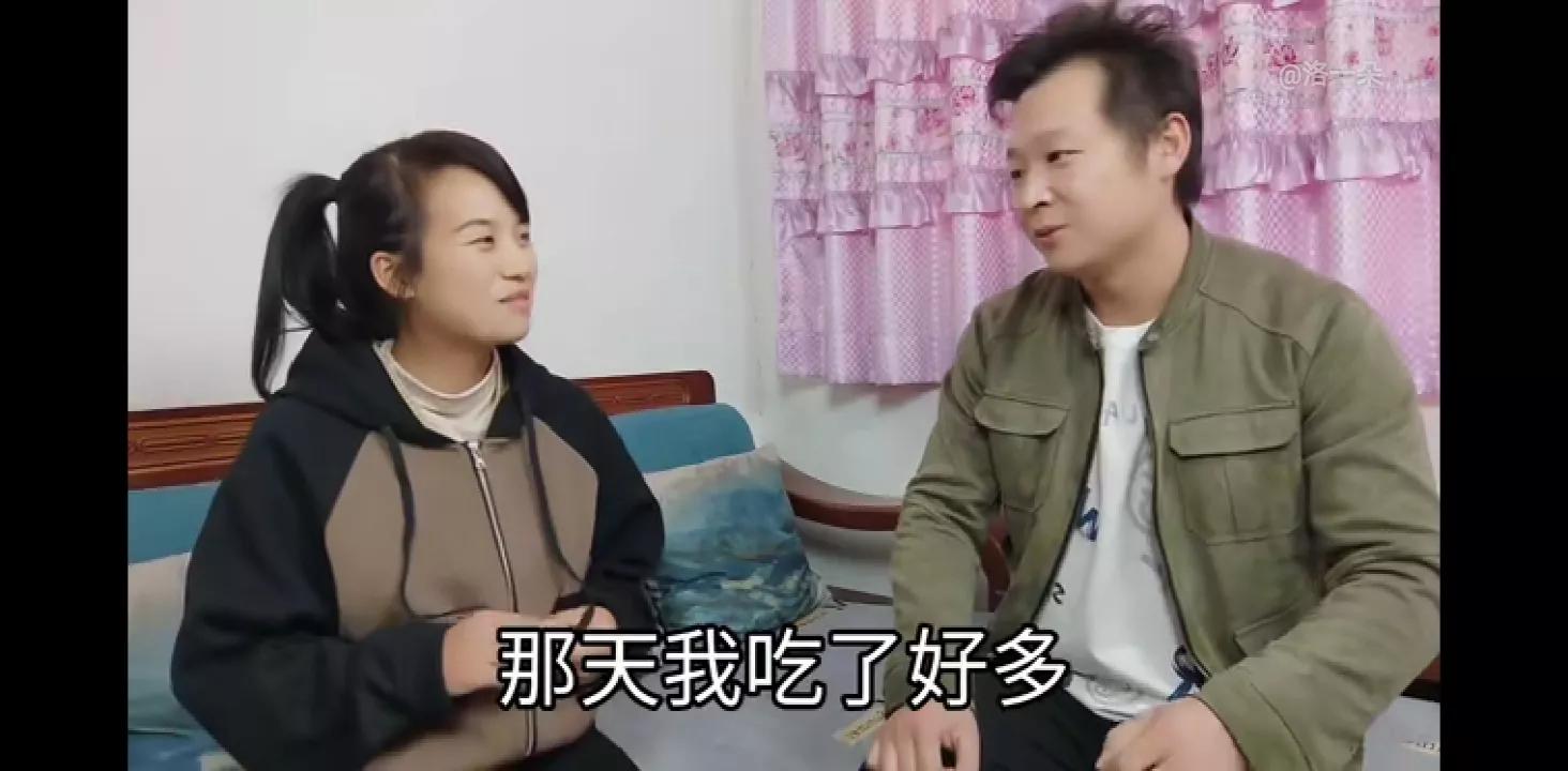 一朵在家里沙发后发现五千元,这次朵错怪奇,是奇妈昨天偷放的