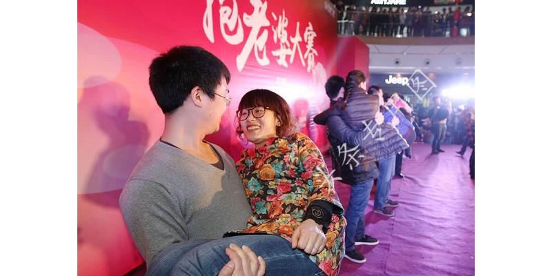 凤凰男母亲退出家族群：“红包你们发100，让我发8000，想得美”