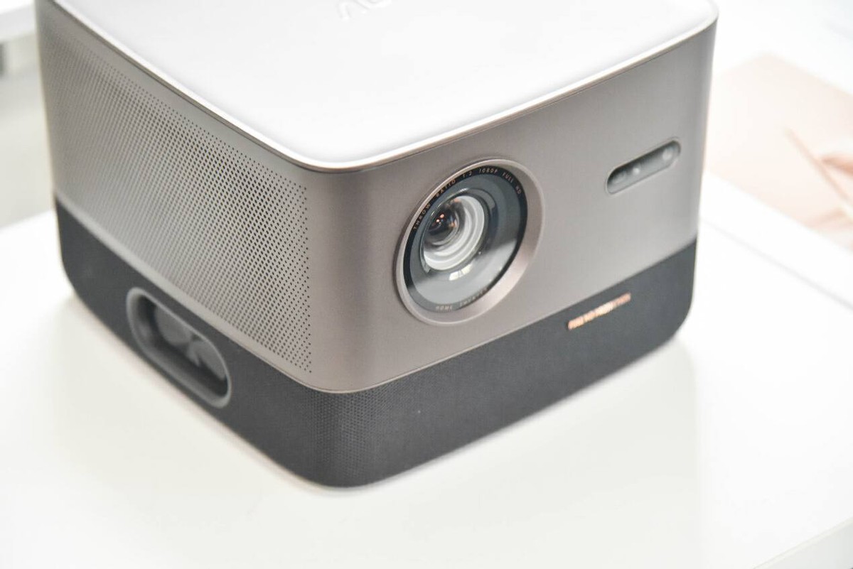 有它，挤啥电影院？AOCL1智能投影实测：2500ANSI流明+帝瓦雷调音