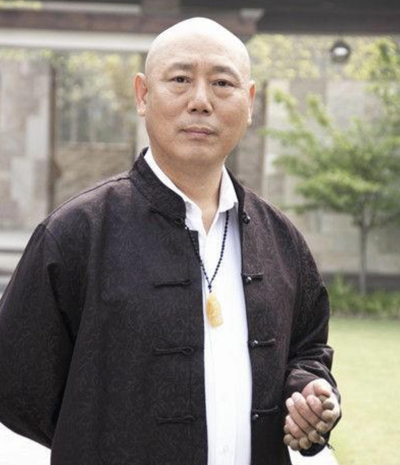 自己住豪宅娶娇妻，却对儿子30年不闻不问，晚年欲买豪车劝子回家