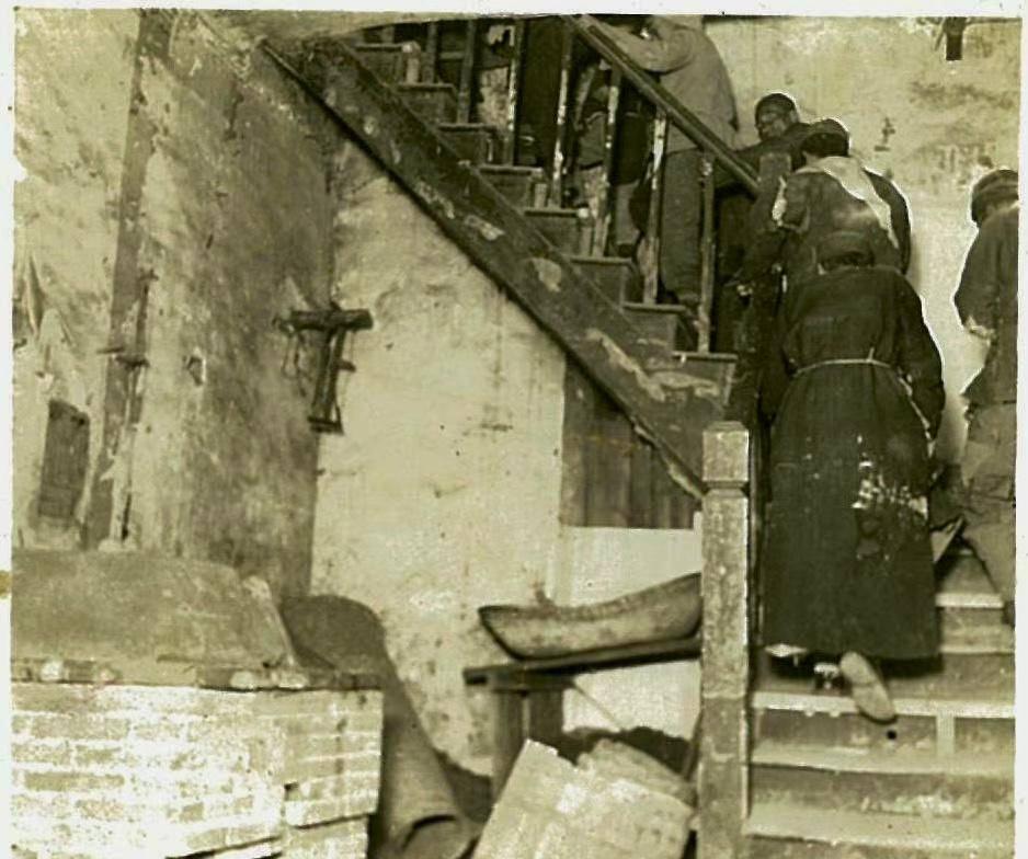 女子身穿日本侵华军装照片,女子穿侵华日军服装摆拍新闻视频