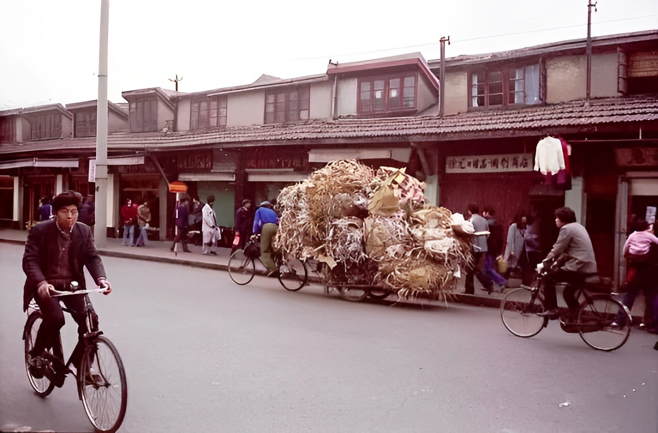 八十年代的上海老照片,踩在东海沿岸闪耀着无与伦比的繁荣骄傲