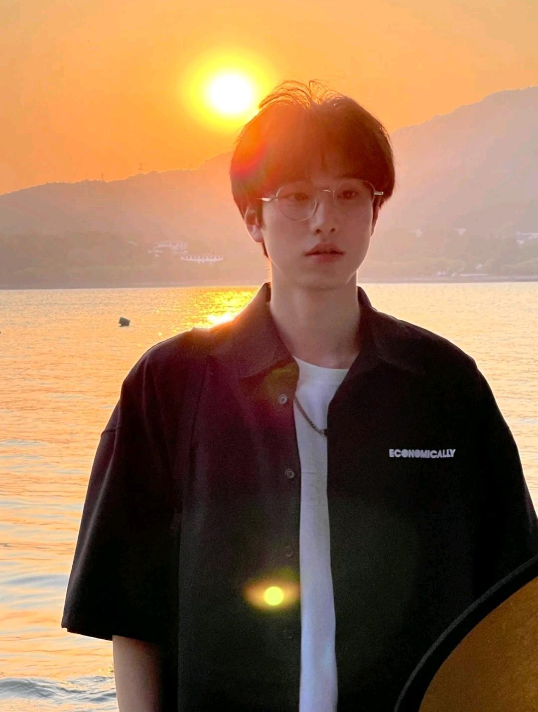 黄黑皮穿黄色衣服显白还是显黑,黄黑皮男人怎么穿才能显白