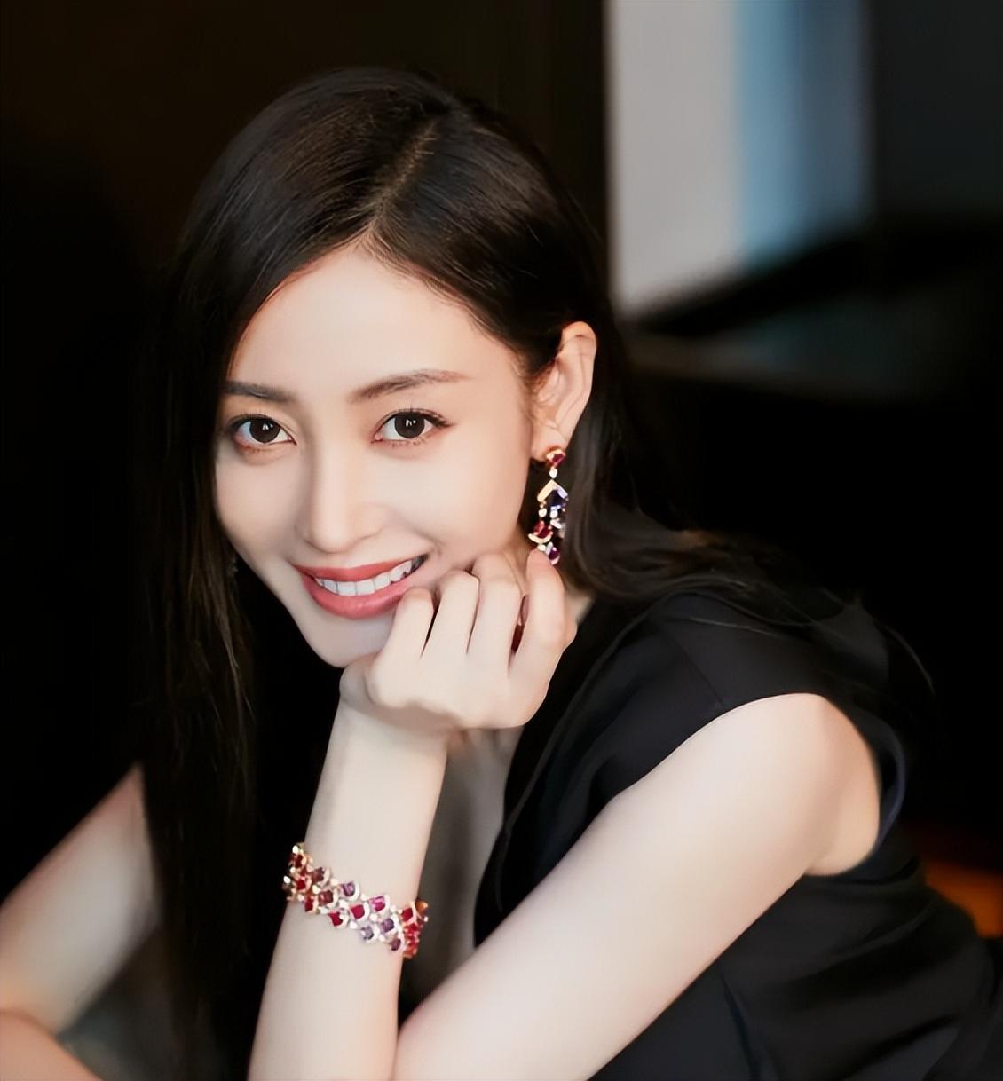 娜扎牛仔裤引争议,娜扎黑色破洞裤