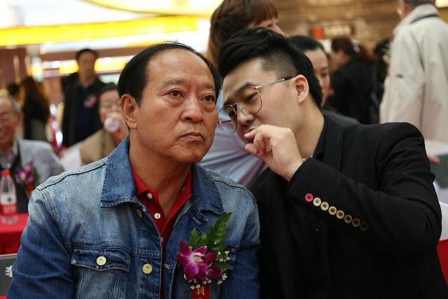 牛群和冯巩晚年见面,牛群辞官